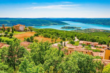 Yaz manzarası göl kenarında küçük bir kasaba. Provence. Güney Fransa.