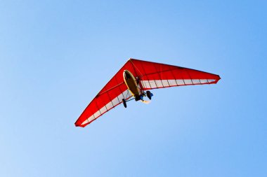 Uçuş motor deltaplane gökyüzünde.