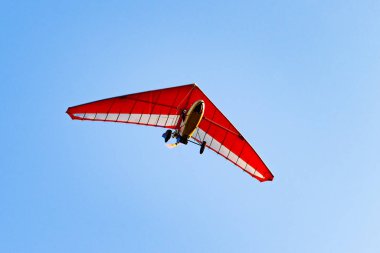 Uçuş motor deltaplane gökyüzünde.