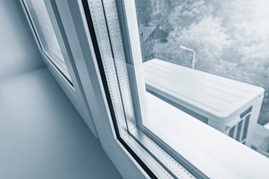 Yeni modern düz kapalı penceresinde.