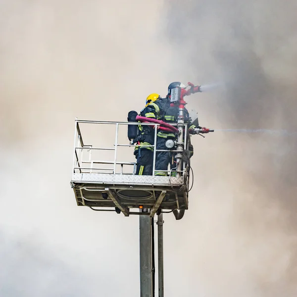 Bombeiros Extinguem Incêndio Topo Prédio — Fotografia de Stock