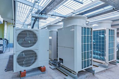 Klima sistemi monte ve binanın tepesindeyim yüklü.