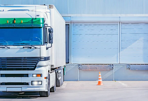 Camião Carga Fica Junto Porta Armazém — Fotografia de Stock