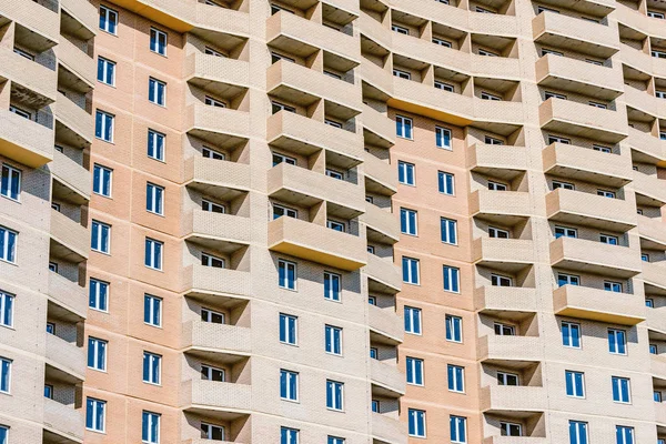 Yapım aşamasında yeni daire binanın dış.