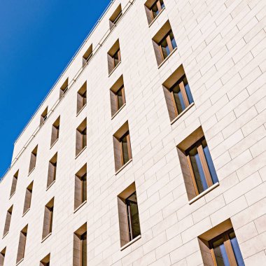 Yapım aşamasında daire binanın dış.