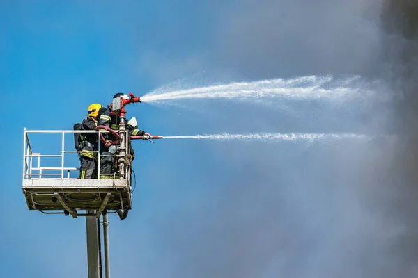 Firefighters Extinguish Fire Top Building — Stock Photo, Image