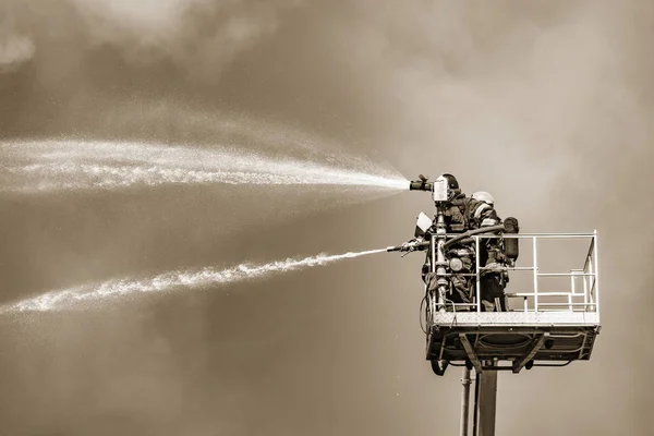 Bombeiros Extinguem Incêndio Topo Prédio — Fotografia de Stock