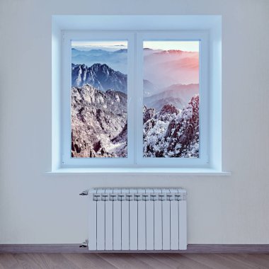 Dağ manzarası otel penceresinden sabah erken görünümü.
