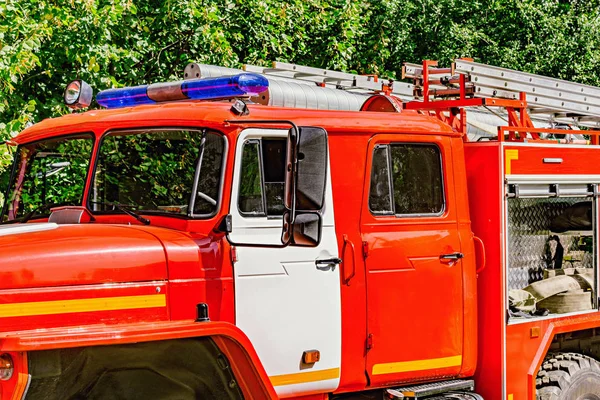 Sokakta boş itfaiye makine standları.