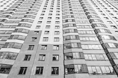 Yapım aşamasında yeni daire binanın dış.