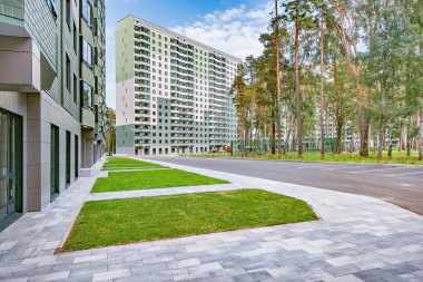 Yeni apartmanlar tarafından boş Park.