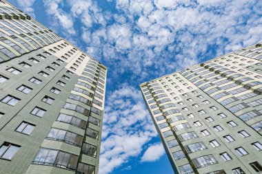 Dış yapım aşamasında yeni apartmanlar.