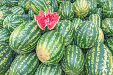 Taze karpuz arka planda meyve pazarı.