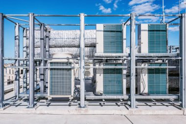 Klima sistemi monte ve binanın tepesindeyim yüklü