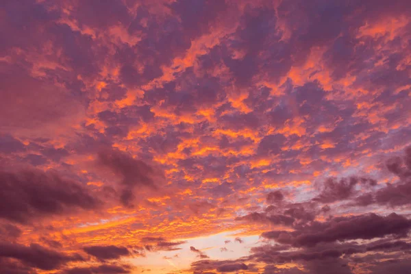 Erstaunliche Wolkenlandschaft Himmel Bei Sonnenuntergang Nach Regen — Stockfoto