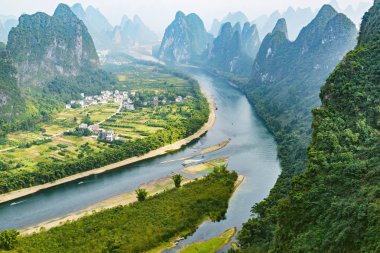 Li Nehri ve karstik Dağları Yangshuo yakınında. Guangxi eyaleti. Çin.