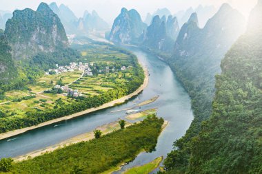 Li Nehri ve karstik Dağları Yangshuo yakınında. Guangxi eyaleti. Çin.