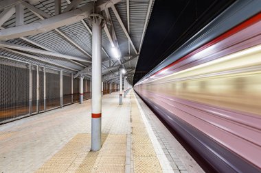 Yüksek hızlı tren istasyonu platformu için gece geldi..