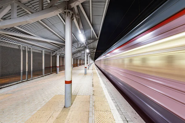 Treno Alta Velocità Arriva Alla Piattaforma Della Stazione Notte — Foto Stock