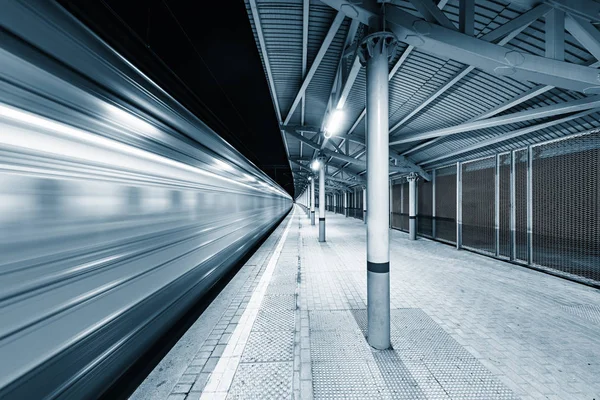 Kereta Berkecepatan Tinggi Tiba Peron Stasiun Pada Malam Hari — Stok Foto