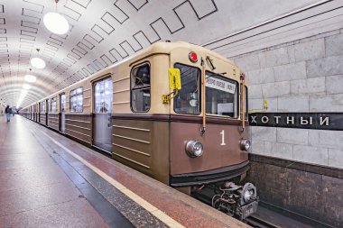 Moskova, Rusya - 20 Eylül 2018: Retro metro tren Ochotnyi rjad istasyonu platformu tarafından standları.