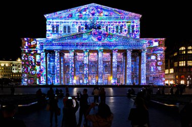 Moskova, Rusya - 20 Eylül 2018: Devlet Akademik Bolşoy Tiyatro Opera ve Balesi ücretsiz aydınlatılmış açık hava Uluslararası Festivali ışık çemberi.