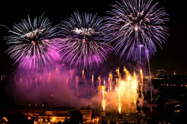 Moskova, Rusya - 23 Eylül 2018: Renkli havai fişek ücretsiz hava Uluslararası Festivali ışık çemberi açın.