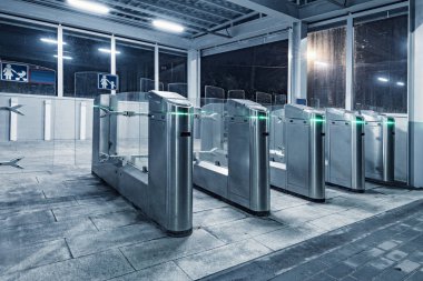 Gece zaman platformda çelik turnike.