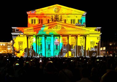 Moskova, Rusya - 20 Eylül 2018: Devlet Akademik Bolşoy Tiyatro Opera ve Balesi ücretsiz aydınlatılmış açık hava Uluslararası Festivali ışık çemberi.