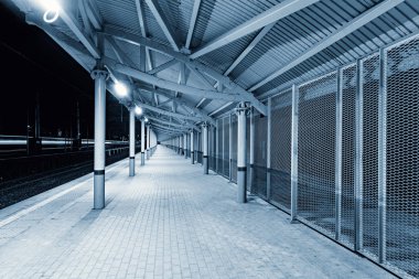 Peronda gece zaman gece görünümü.