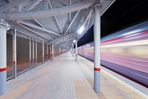 Treno Alta Velocità Arriva Alla Piattaforma Della Stazione Notte — Foto Stock