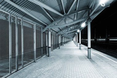 Peronda gece zaman gece görünümü.