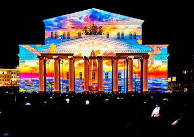Moskova, Rusya - 22 Eylül 2018: Devlet Akademik Bolşoy Tiyatrosu ve Bale Uluslararası Açık Hava Festivali Çemberi için aydınlatıldı.