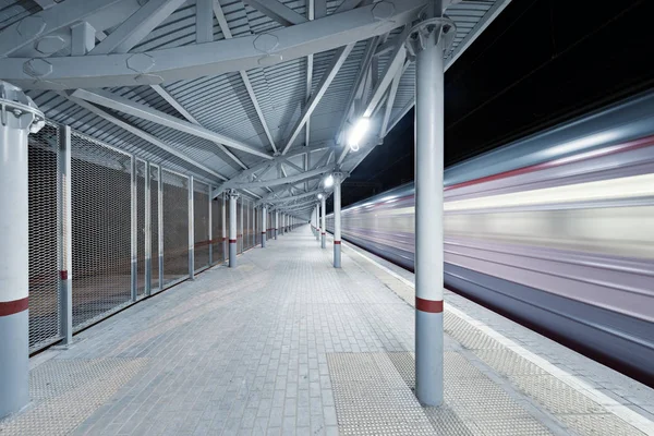 Treno Alta Velocità Arriva Alla Piattaforma Della Stazione Notte — Foto Stock