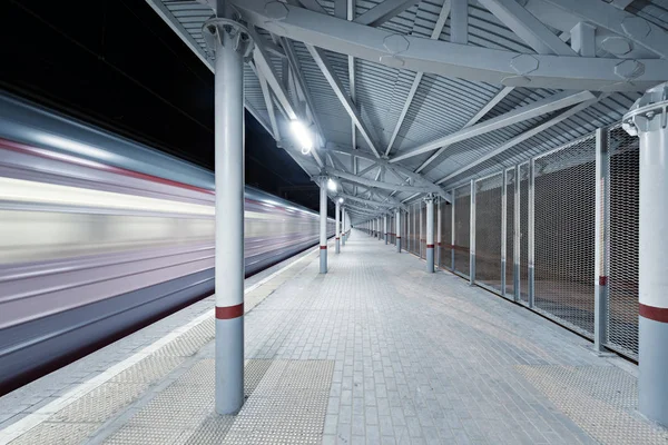 Treno Alta Velocità Arriva Alla Piattaforma Della Stazione Notte — Foto Stock