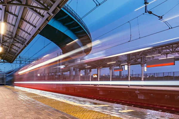 Comboio Alta Velocidade Chega Plataforma Estação Noite Chuvosa — Fotografia de Stock