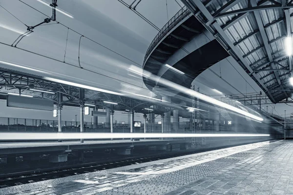 Tren Alta Velocidad Llega Plataforma Estación Hora Noche Lluviosa — Foto de Stock