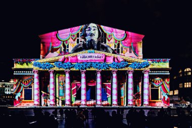 Moskova, Rusya - 20 Eylül 2018: Devlet Akademik Bolşoy Tiyatro Opera ve Balesi ücretsiz aydınlatılmış açık hava Uluslararası Festivali ışık çemberi.