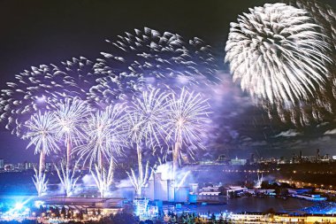 Moskova, Rusya - 25 Eylül 2018: Renkli havai fişek Grebnoy kanal tarafından ücretsiz hava Uluslararası Festivali ışık çemberi açın. Japon piroteknik gösteri.