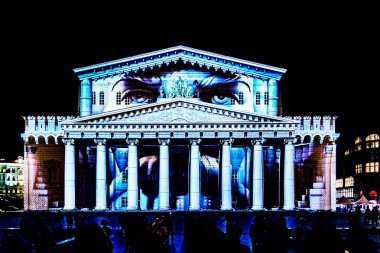 Moskova, Rusya - 20 Eylül 2018: Devlet Akademik Bolşoy Tiyatro Opera ve Balesi ücretsiz aydınlatılmış açık hava Uluslararası Festivali ışık çemberi.