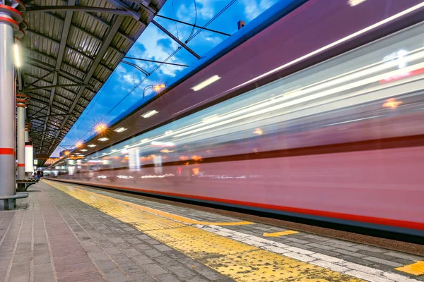 Kereta Api Berkecepatan Tinggi Tiba Peron Stasiun Pada Malam Hari — Stok Foto