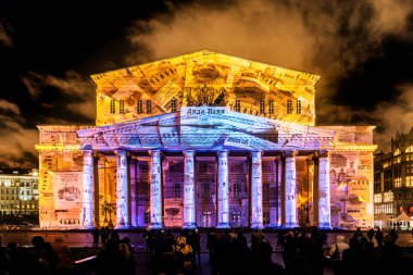 Moskova, Rusya - 25 Eylül 2018: Devlet Akademik Bolşoy Tiyatro Opera ve Balesi ücretsiz aydınlatılmış açık hava Uluslararası Festivali ışık çemberi.