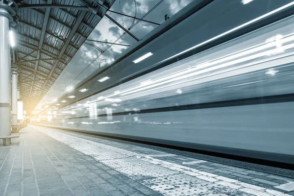 Tren Alta Velocidad Llega Plataforma Estación Por Noche — Foto de Stock