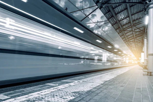 Highspeed Train Arrives Station Platform Evening Time — Stock Photo, Image