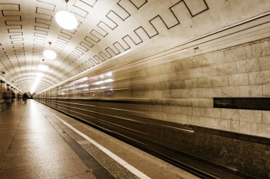 Metro treninin platformdan akşam saat başlamaktadır..
