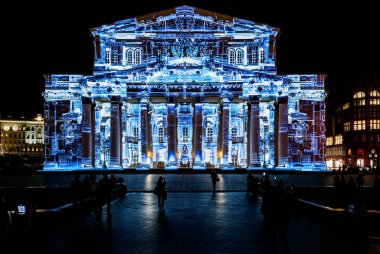 Moskova, Rusya - 20 Eylül 2018: Devlet Akademik Bolşoy Tiyatro Opera ve Balesi ücretsiz aydınlatılmış açık hava Uluslararası Festivali ışık çemberi.