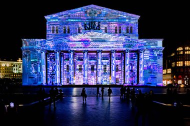 Moskova, Rusya - 20 Eylül 2018: Devlet Akademik Bolşoy Tiyatro Opera ve Balesi ücretsiz aydınlatılmış açık hava Uluslararası Festivali ışık çemberi.