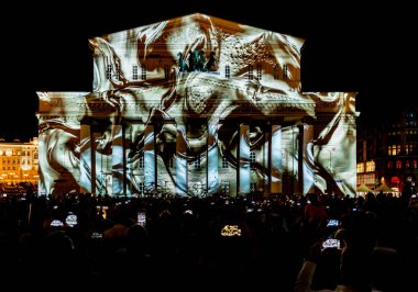 Moskova, Rusya - 22 Eylül 2018: Devlet Akademik Bolşoy Tiyatrosu ve Bale Uluslararası Açık Hava Festivali Çemberi için aydınlatıldı.