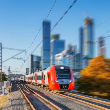 Modern yüksek hızlı tren iş merkezi arka plan üzerinde sonbahar günbatımı her seferinde gider..