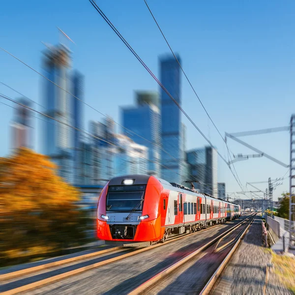 Moderno Treno Alta Velocità Muove Sullo Sfondo Del Business Center — Foto Stock